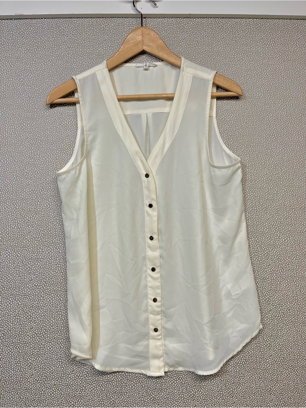 M Maurices Sleeveless V-Neck Cream Button-Front Women's Top